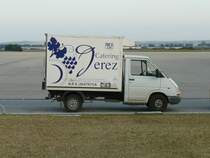 20.02.09,Catering-Fahrzeug auf dem Flughafen von Jerez de la Frontera in Andalusien/Spanien.
