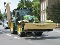 =John Deere 6155 R mit Front- und Seitenmähwerk unterwegs in Bad Camberg, 06-2019