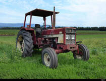 IHC 733 Traktor abgestellt auf einem Feld ausserhalb der Ortschart Kerzers am 01.09.2019