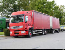 Renault mit Pritsche und Anhänger abgestellt am Strassenrand in einem Industriequartier in Kerzers am 01.09.2019