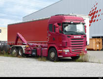 Scania R420 Muldentransporter abgestellt in einem Industriequartier in Kerzers am 01.09.2019