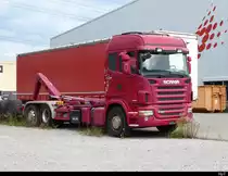 Scania R420 Muldentransporter abgestellt in einem Industriequartier in Kerzers am 01.09.2019