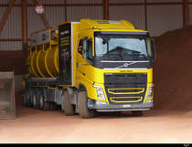 Volvo Sattelschlepper in einem Industriequartier in Kerzers am 01.09.2019