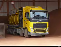 Volvo Sattelschlepper in einem Industriequartier in Kerzers am 01.09.2019