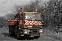 Atego 1828 der AM Ldenscheid im schnsten Sonnenlicht. Hier als S/W Aufnahmme mit etwas Farbe... (13.03.2009)