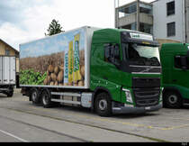 Volvo Kühltransporter abgestellt beim Bahnhof in Kerzers am 01.09.2019