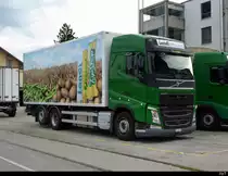 Volvo Kühltransporter abgestellt beim Bahnhof in Kerzers am 01.09.2019