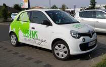 =Renault Twingo des Pflegedienstes  LEBENSWEGE  steht im Juli 2019 in Petersberg