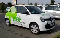 =Renault Twingo des Pflegedienstes  LEBENSWEGE  steht im Juli 2019 in Petersberg