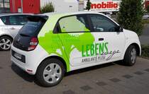 =Renault Twingo des Pflegedienstes  LEBENSWEGE  steht im Juli 2019 in Petersberg