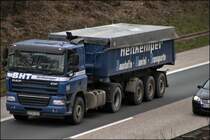 Die A46 zwischen Hagen und Iserlohn wird durch das HKW (Hohenlimburger-Kalkwerke) wochentags stark von Baufahrzeugen und Baustofflogistikern befahren. Heute wird das HKW in der vierten Generation als mittelst�ndischer Familienbetrieb gef�hrt und stellen hochwertige Baustoffe f�r die Beton- und Betonsteinindustrie, Stra�en und Wegebau sowie f�r die Chemische- und D�ngermittelindustrie her. Ein weiterer DAF CF85.410 von HEITKEMPER bringt Baustoffe, vermutlich Schotter, in Richtung Dortmund. (13.03.2009)