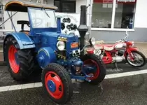 LANZ-BULLDOG-TRAKTOR
Dieser bildschöne und topgepflegte LANZ-BULLDOG war zur 800-Jahr-Feier der Stadt
DAADEN/WW von den OLDTIMERFREUNDEN DAADETAL am 1.9.2019 in der Ortsmitte
aufgestellt...