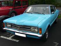 Ford Taunus TC Coupe 2.0 GXL, gebaut von 1970 bis 1975. Das Coupe ist im Farbton olympicblau lackiert und stammt aus dem Modelljahr 1974. Unter der Motorhaube mit der  Knudsen-Nase  verrichtet ein V6-Motor seinen Dienst, der aus einem Hubraum von 1998 cm³ 90 PS leistet. Die Höchstgeschwindigkeit gaben die Kölner mit 163 km/h an. Alt-Ford-Treffen an Mo´s Bikertreff in Krefeld am 01.09.2019.