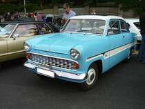 Ford Taunus G13 der vierten Serie, gebaut von 1959 bis 1962. Der im Volksmund  Streifentaunus  genannte G13, basierte auf dem bereits 1952 vorgestellten  Weltkugeltaunus . Lieferbar war dieses Modell mit zwei Vierzylinderreihenmotoren: 1172 cm³ Hubraum mit 38 PS oder 1498 cm³ mit 55 PS. Alt-Ford-Treffen an Mo´s Bikertreff in Krefeld am 01.09.2019.