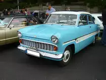 Ford Taunus G13 der vierten Serie, gebaut von 1959 bis 1962. Der im Volksmund  Streifentaunus  genannte G13, basierte auf dem bereits 1952 vorgestellten  Weltkugeltaunus . Lieferbar war dieses Modell mit zwei Vierzylinderreihenmotoren: 1172 cm³ Hubraum mit 38 PS oder 1498 cm³ mit 55 PS. Alt-Ford-Treffen an Mo´s Bikertreff in Krefeld am 01.09.2019.