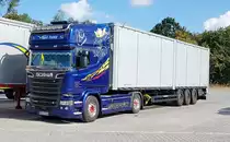 =Scania R580-Sattelzug der Spedition VOGEL steht auf dem Autohof Fulda Nord im August 2019