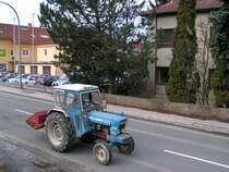 Ford-Traktor(Type leider nicht mehr lesbar) hat auf seiner Heckschaufel 3Sack Zement geladen; 090313