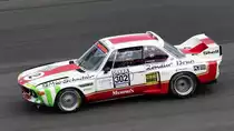 BMW 3.0 CSL  Gr.2 (1974)(DRM), Fahrer: Kennewell,  Philipp (Amerang). Qualifying zum Rennen 10, Tourenwagen Classic 47. AvD-Oldtimer-Grand-Prix 2019, Samstag 10.08.2019 von der Zuschauertribühne.