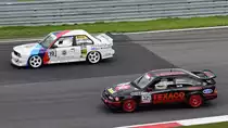 #10 BMW E30 M3 DTM (1989)und 321 Ford Sierra RS 500 (1989). Qualifying zum Rennen 10, Tourenwagen Classic 47. AvD-Oldtimer-Grand-Prix 2019, Samstag 10.08.2019 von der Zuschauertribühne.