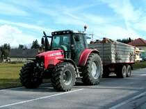 MF6470 ist mit einem Kantholzbeladenem TandemKipper unterwegs; 090313