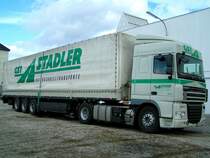 DAF-XF105-410 der Fa. Stadler wird gerade mit Maschinenteile am Messegelnde in Ried i.I. beladen; 090313