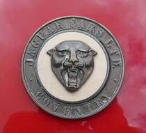 =Frontemblem des Jaguar XK 120 OTS, gesehen in Fulda anl. der SACHS-FRANKEN-CLASSIC im Juni 2019