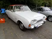 Ford Taunus P3 als zweitürige Limousine, gebaut von 1960 bis 1964. Die Werbung für diesen Wagen sprach von der  Linie der Vernunft , der Volksmund nannte den Wagen  Badewanne . Der P3 war mit folgenden Vierzylinderreihenmotoren lieferbar: 1498 cm³ mit 55 PS, 1698 cm³ mit 60 PS (ab 09. 1963) 65 PS. 1961 kam noch ein aufgebohrter Motor mit 1758 cm³ Hubraum hinzu, der 70 PS (ab 09. 1963) 75 PS leistete. Alt-Ford-Treffen an Mo´s Bikertreff in Krefeld am 01.09.2019.