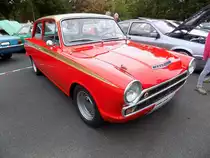 Lotus Cortina MK1 aus dem Jahr 1966. Der Cortina MK1 stand ab 1962 bei den Händlern. Das Modell wurde nicht nur in GB verkauft, sondern wurde auch in den Benelux-Staaten, der Schweiz, in Österreich und in Italien angeboten. Serienmäßig war der Cortina mit einem 1.2l oder einem 1.5l Motor lieferbar. Mit der Konstruktion des Sportautos Lotus Cortina beauftragt das Werk in Dagenham den legendären Colin Chapman. Durch diverse technische Modifizierungen, wie z.B. ein Leichtmetallzylinderkopf mit DOHC-Technik wurde dem Vieerzylinderreihenmotor mit einem Hubraum von 1558 cm³ eine Leistung von 120 PS entlockt. Im Januar 2015 wurde ein solcher Lotus Cortina bei einer Auktion in Scottsdale/Arizona für US$ 73.700,00 versteigert. Alt-Ford-Treffen an M´s Bikertreff in Krefeld am 01.09.2019.