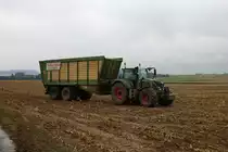 Fendt Vario 724 mit Krone Häckselwagen am 07.09.19 bei Frankfurt Bergen Enkheim 
