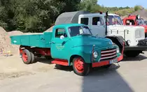 Dieser Opel Blitz Lkw Pritsche war als Gastfahrzeug bei der Fa. Lachmann in Natrup Hagen ausgestellt, wo man am 31.08.2019 das 100jährige Firmenjubiläum feierte.