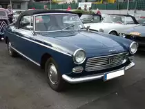 Peugeot 404 Cabriolet, produziert von 1961 bis 1968. Während die 1960 vorgestellte 404 Limousine bis 1975 produziert wurde, war für das formschöne Cabriolet im September 1968 Schluß. Der abgelichtete Wagen stammt aus dem Jahr 1966. Er ist mit einem Vierzylinderreihenmotor ausgerüstet, der aus einem Hubraum von 1618 cm³ 70 PS leistet. 6. Saarner Oldtimer-Cup am 08.09.2019 in Mülheim an der Ruhr.