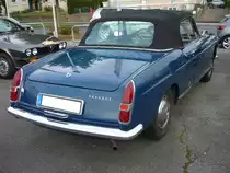 Heckansicht eines Peugeot 404 Cabriolet im Farbton bleu amiral. 6.Saarner Oldtimer-Cup am 08.09.2019 in Mülheim an der Ruhr.