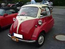 BMW Isetta 250, gebaut von 1955 bis 1962. Die Isetta wurde von der italienischen Firma ISO entwickelt. BMW erwarb die Nachbaulizenz und ersetzte den ursprünglich verbauten Zweitaktmotor durch den Motor des Motorrades R25. Hier wurde eine Isetta abgelichtet, die nach 1957 produziert wurde. Dieses ist an der Gestaltung der Seiten- und Heckscheibe erkenntlich. Der Einzylinderviertaktmotor leistet 12 PS aus einem Hubraum von 245 cm³. 6. Saarner Oldtimer-Cup am 08.09.2019 in Mülheim an der Ruhr.