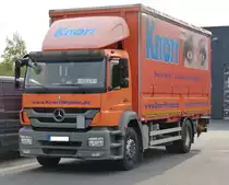 Mercedes Axor 1833 Pritsche Plane gesehen vor einem Autohaus in Weiden 08.09.2019