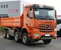 Mercedes Arocs 3549 mit Meiler-Kipper gesehen in Weiden vor einem Autohaus. 08.09.2019