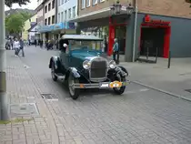Ford Model A Roadster Standard. 1928 - 1931. Während seiner vierjährigen Produktionszeit verkaufte sich dieses Modell über 4.3 Millionen mal. Der abgelichtete Wagen stammt aus dem ersten Produktionsjahr 1928 und verbrachte seine Jugend in New York City. Der Vierzylinderreihenmotor hat einen Hubraum von 3285 cm³ und leistet 40 PS. Der Zweisitzer mit zusätzlichem Schwiegermuttersitz, erreicht mit dieser Motorleistung eine Höchstgeschwindigkeit von ca. 95 km/h. 6. Saarner Oldtimer Cup am 08.09.2019 in Mülheim an der Ruhr.