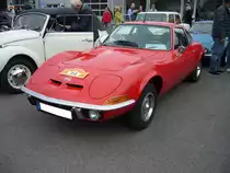 Opel GT 1900 mit einer Erstzulassung von Februar 1971. Produziert wurde das Sportcoupe von 1968 bis 1973. Die Karosserie des GT wurde bei Brissoneaux & Lotz in Nantes/Frankreich gefertigt und zur Endmontage nach Bochum geliefert. In den ersten drei Produktionsjahren konnte man den GT auch mit dem 1.1l Motor aus dem Kadett ordern. Da sich aber nur 3573 Kunden für den schwachbrüstigen 1100´er entschieden wurde er 1970 aus dem Programm genommen. Ab diesem Zeitpunkt gab es nur noch den 90 PS starken Vierzylinderreihenmotor mit einem Hubraum von 1897 cm³. Der abgelichtete GT hatte einen Neupreis von DM 12.210,00. 6. Saarner Oldtimer Cup am 08.09.2019 in Mülheim an der Ruhr.