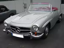 Mercedes Benz W121 BII, gebaut von 1955 bis 1963. Besser bekannt unter der Typenbezeichnung 190SL. 25.881 Fahrzeuge verließen die Werkshallen von Mercedes Benz. Dieser, im Farbton silbermetallic lackierte Wagen stammt aus dem Jahr 1959. Der Vierzylinderreihenmotor mit einem Hubraum von 1897 cm³ leistet 105 PS. 6. Saarner Oldtimer Cup am 08.09.2019 in Mülheim an der Ruhr.