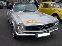 Mercedes Benz W113 E28, produziert von 1968 bis 1971. Als Typ 230SL war das Modell bereits 1963 erschienen. Der 280 SL war die letzte Ausbaustufe der sogenannten  Pagode . Als 280SL verkaufte sich der Wagen 23.885 mal. Der Sechszylinderreihenmotor leistet 170 PS aus einem Hubraum von 2778 cm³. Die Höchstgeschwindigkeit wurde damals mit 200 km/h angegeben. 6. Saarner Oldtimer Cup am 08.09.2019 in Mülheim an der Ruhr. 