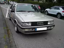 Audi 90, gebaut von 1984 bis 1986. Der Audi 90 war in seinen drei Produktionsjahren quasi die Luxusversion des Audi 80 der Baureihe B2. Er war mit zwei Fünfzylinderreihenmotoren lieferbar: 1994 cm³ und 115 PS und 2226 cm³ mit 136 PS. Entschied sich der Käufer für die allradangetriebene Quattro Version, war immer der stärkere Motor verbaut. Ein solcher Audi 90 war bei seinem Erscheinen im Oktober 1984 ab DM 29.850,00 zu haben. 6. Saarner Oldtimer Cup am 08.09.2019 in Mülheim an der Ruhr.