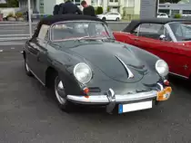 Porsche 356B 1600 Cabriolet aus dem Modelljahr 1961. Für ein solches Cabriolet musste der geneigte Käufer mindestens DM 14.950,00 anlegen. Der abgelichtete 356´er ist mit dem kleinsten lieferbaren Motor für dieses Modell ausgestattet. Der im Heck verbaute, gebläsegekühlte Vierzylinderboxermotor hat einen Hubraum von 1582 cm³ und leistet 60 PS. 6. Saarner Oldtimer Cup am 08.09.2019 in Mülheim an der Ruhr.