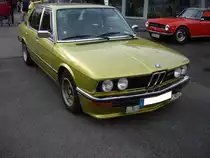 BMW E12 528i Automatic, wie er in den Jahren von 1978 bis 1981 produziert wurde. Der Grundpreis für einen solchen E12 betrug im Mai 1978 DM 27.950,00. Der abgelichtete Wagen dürfte um einiges teurer gewesen sein, da er mit dem optionalen Automtic-Getriebe, der Sonderlackierung amazonitgrün und weiteren Features ausgestattet ist. Für Vortrieb sorgt ein Sechszylinderreihenmotor, der aus einem Hubraum von 2788 cm³ eine Leistung von 184 PS an die Hinterachse weiter gibt. 6. Saarner Oldtimer Cup am 08.09.2019 in Mülheim an der Ruhr.