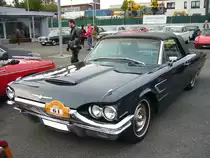 Ford Thunderbird Convertible des Modelljahres 1965, lackiert im Farbton caspian blue. Vom Thunderbird Convertible verkaufte Ford/USA im Jahr 1965 6846 Autos zu einem Preis ab US$ 4953,00. Unter der Motorhaube verrichtet ein wassergekühlter V8-Motor seinen Dienst, der aus einem Hubraum von 6391 cm³ wahlweise 300 PS oder 330 PS leistet. 6. Saarner Oldtimer Cup am 08.09.2019 in Mülheim an der Ruhr.