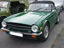 Triumph TR6, produziert von 1970 bis 1975. Im Jahr 1970 erschien der letzte Abkömmling der legendären Triumph TR-Baureihe in Form des TR6. Die Karosserie hatte Giovanni Michelotti gezeichnet. Der Sechszylinderreihenmotor des TR6 stammt vom Triumph 2000 und wurde auf 2498 cm³ Hubraum aufgebohrt. Dieser Motor leistet 150 PS und beschleunigt den TR6 auf eine Höchstgeschwindigkeit von 190 km/h. 6. Saarner Oldtimer Cup am 08.09.2019 in Mülheim an der Ruhr.