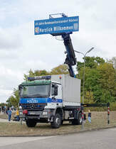 =MB Actros mit Palfinger-Kran hält das Begrüßungsschild beim Tag der offenen Tür anl. 60 Jahre Bundespolizei Standort Hünfeld im September 2019