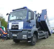 =MAN der Bundespolizei als Wechselladerfahrzeug (WLF) des Technischen Einsatzdienstes mit Abrollbehälter (beladen mit Absperrgittern), ausgestellt beim Tag der offenen Tür anl. 60 Jahre Bundespolizei Standort Hünfeld im September 2019