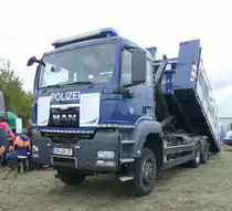 =MAN der Bundespolizei als Wechselladerfahrzeug (WLF) des Technischen Einsatzdienstes mit Abrollbehälter (beladen mit Absperrgittern), ausgestellt beim Tag der offenen Tür anl. 60 Jahre Bundespolizei Standort Hünfeld im September 2019
