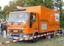 =Iveco EuroCargo des DRK KV Kassel, ausgestellt beim Tag der offenen Tür anl. 60 Jahre Bundespolizei Standort Hünfeld im September 2019. Das Fahrzeug ist ein Katastrophenschutzfahrzeug der Stadt Kassel stationiert beim DRK Kassel und wird eingesetzt als Einsatzleitwagen Luftrettung und/oder bei Katastrophenfällen.