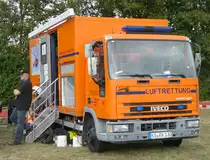 =Iveco EuroCargo des DRK KV Kassel, ausgestellt beim Tag der offenen Tür anl. 60 Jahre Bundespolizei Standort Hünfeld im September 2019. Das Fahrzeug ist ein Katastrophenschutzfahrzeug der Stadt Kassel stationiert beim DRK Kassel und wird eingesetzt als Einsatzleitwagen Luftrettung und/oder bei Katastrophenfällen.