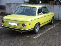 BMW 2002, produziert von 1968 bis 1975. Hier wurde ein 2002 abgelichtet, der zwischen April 1971 und September 1973 produziert wurde, da er schon die seitlichen Gummizierleisten trägt, aber noch mit den runden Heckleuchten ausgestattet ist. Das Fahrzeug ist im Farbton golfgelb lackiert. Der Vierzylinderreihenmotor leistet 100 PS aus einem Hubraum von 1.990 cm³. Besucherparkplatz eines Essener Autohändlers am 18.02.2017. 